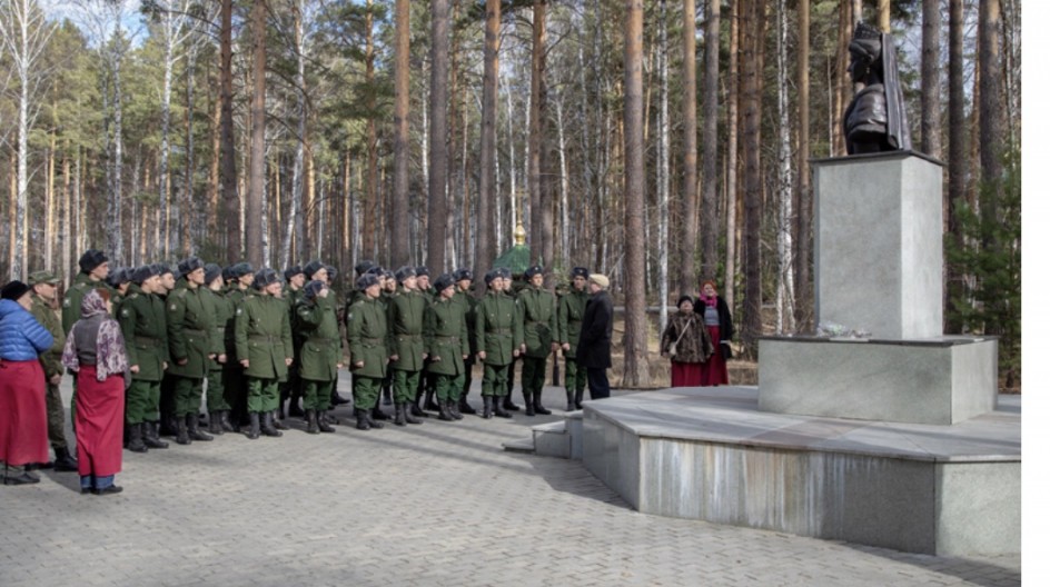 Участники парада Победы побывали на Ганиной яме