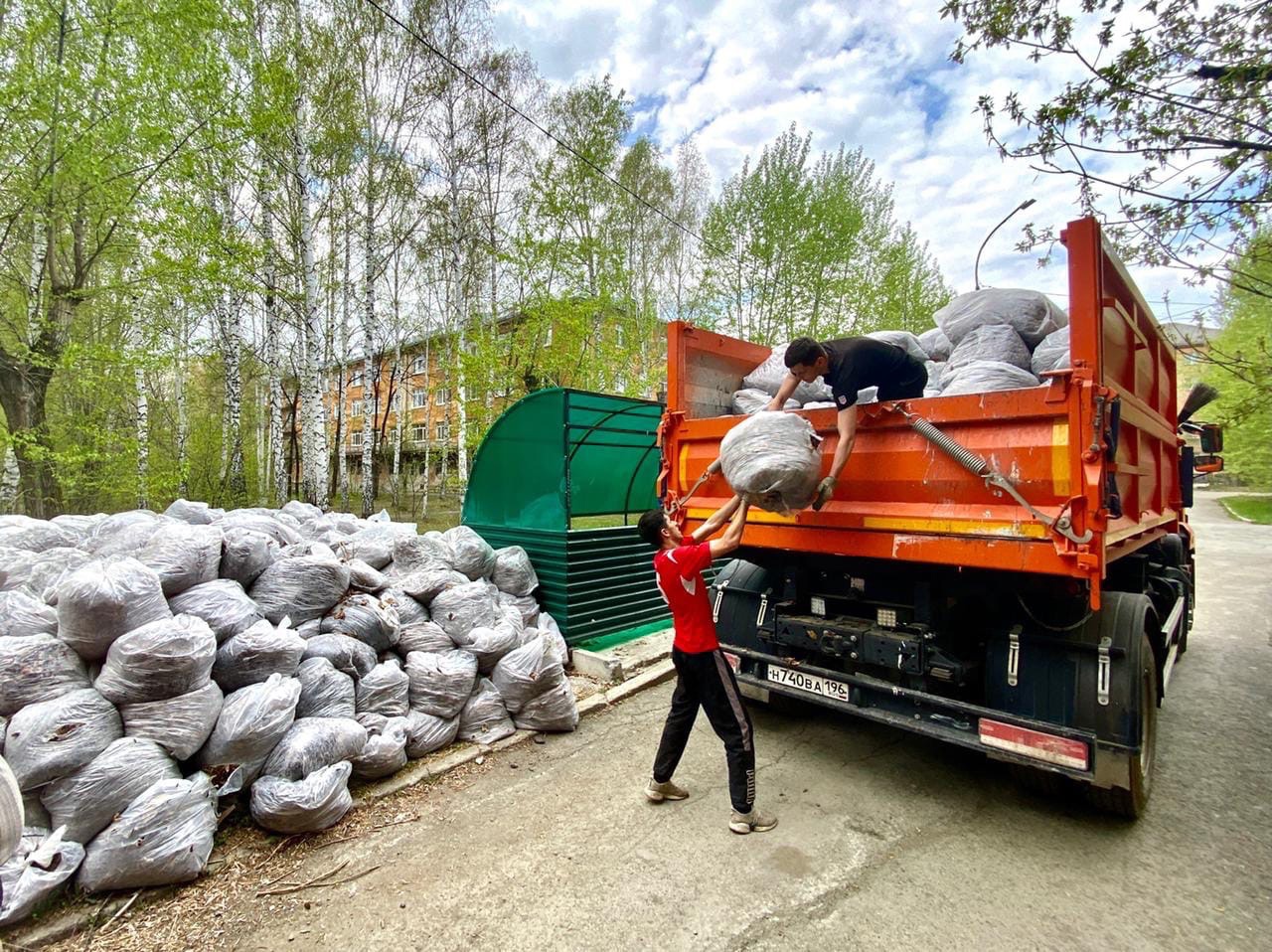 Помог подшефной 14-ой больнице провести уборку на территории.