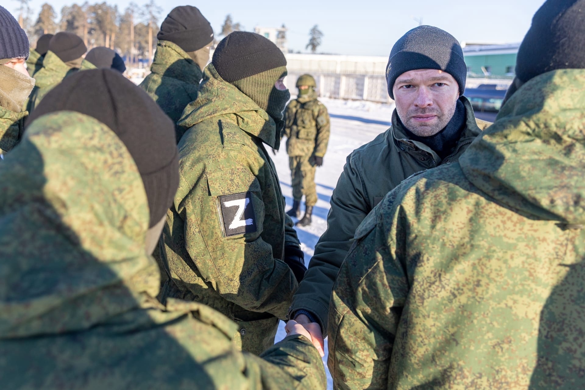 Помог мобилизованным связистам из военного городка в Екатеринбурге.