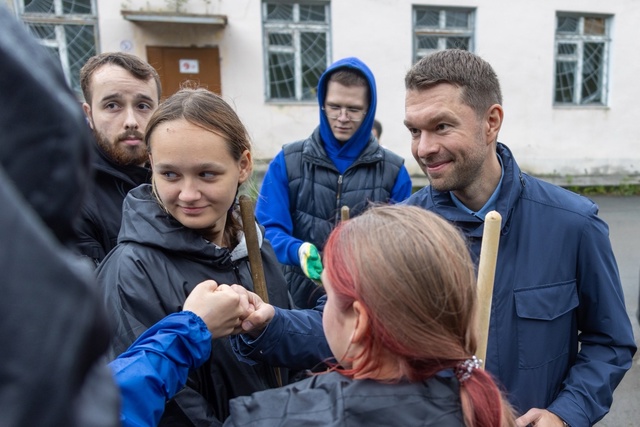 С волонтерами моего центра организовал субботник в 14 больнице на Уралмаше