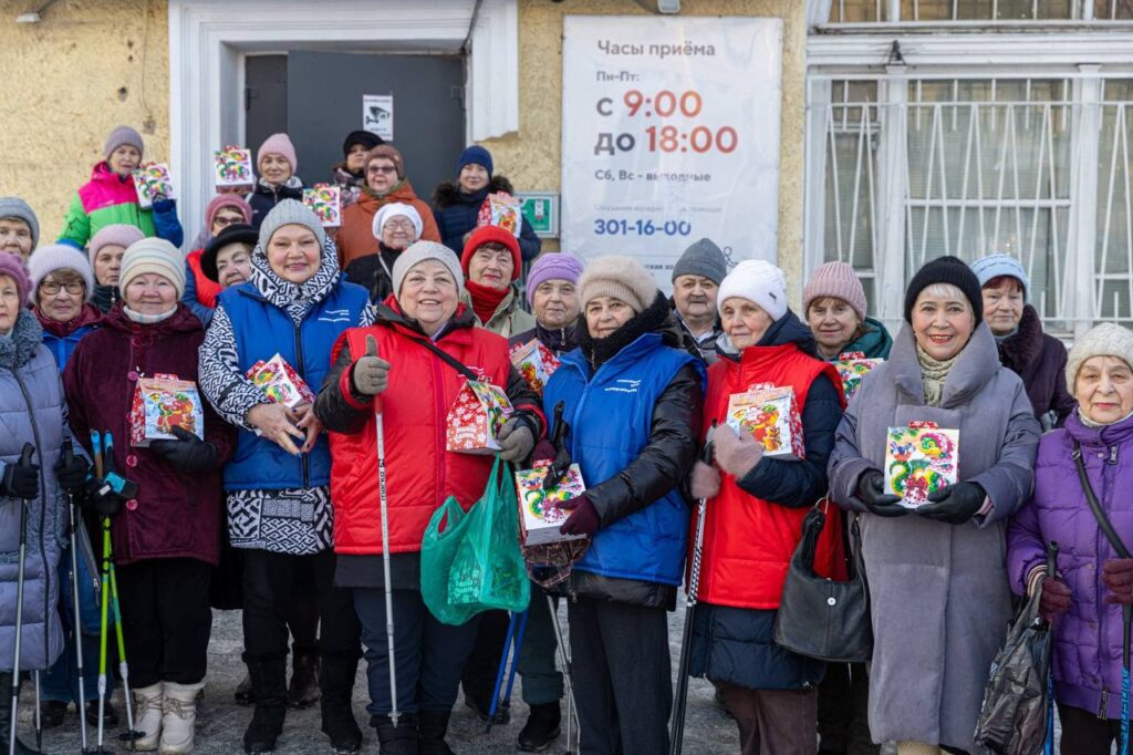 Продолжаю ежегодную традицию дарить сладкие наборы жителям Эльмаша!