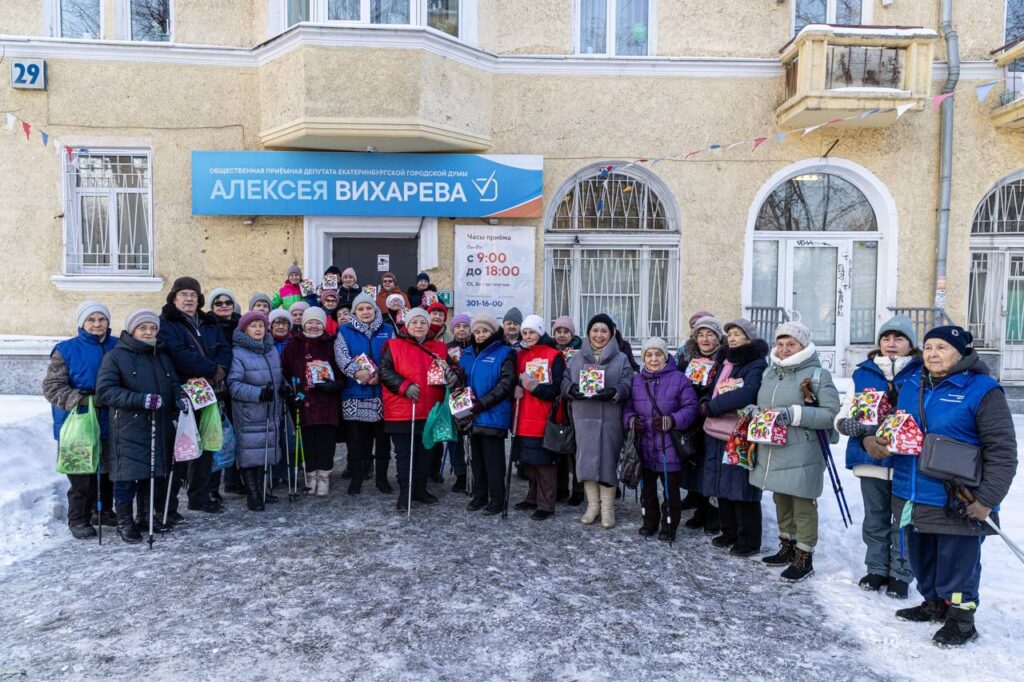 Продолжаю ежегодную традицию дарить сладкие наборы жителям Эльмаша!